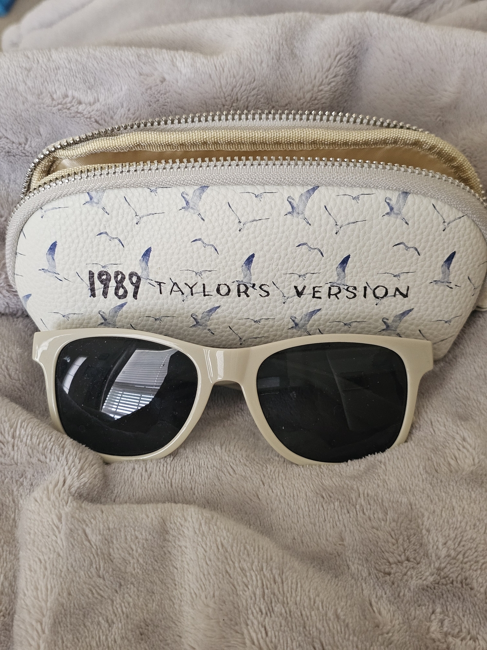 Official Taylor Swift 1989  Taylor's Version Cream Sunglasses and Case
